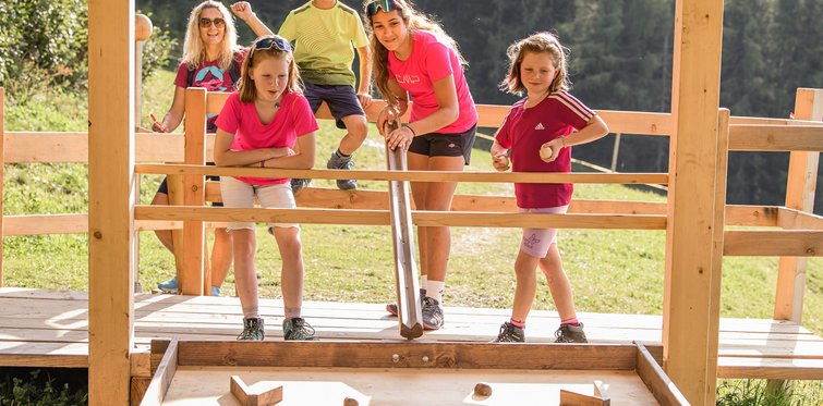 Kinder beobachten Kugel im Parcours