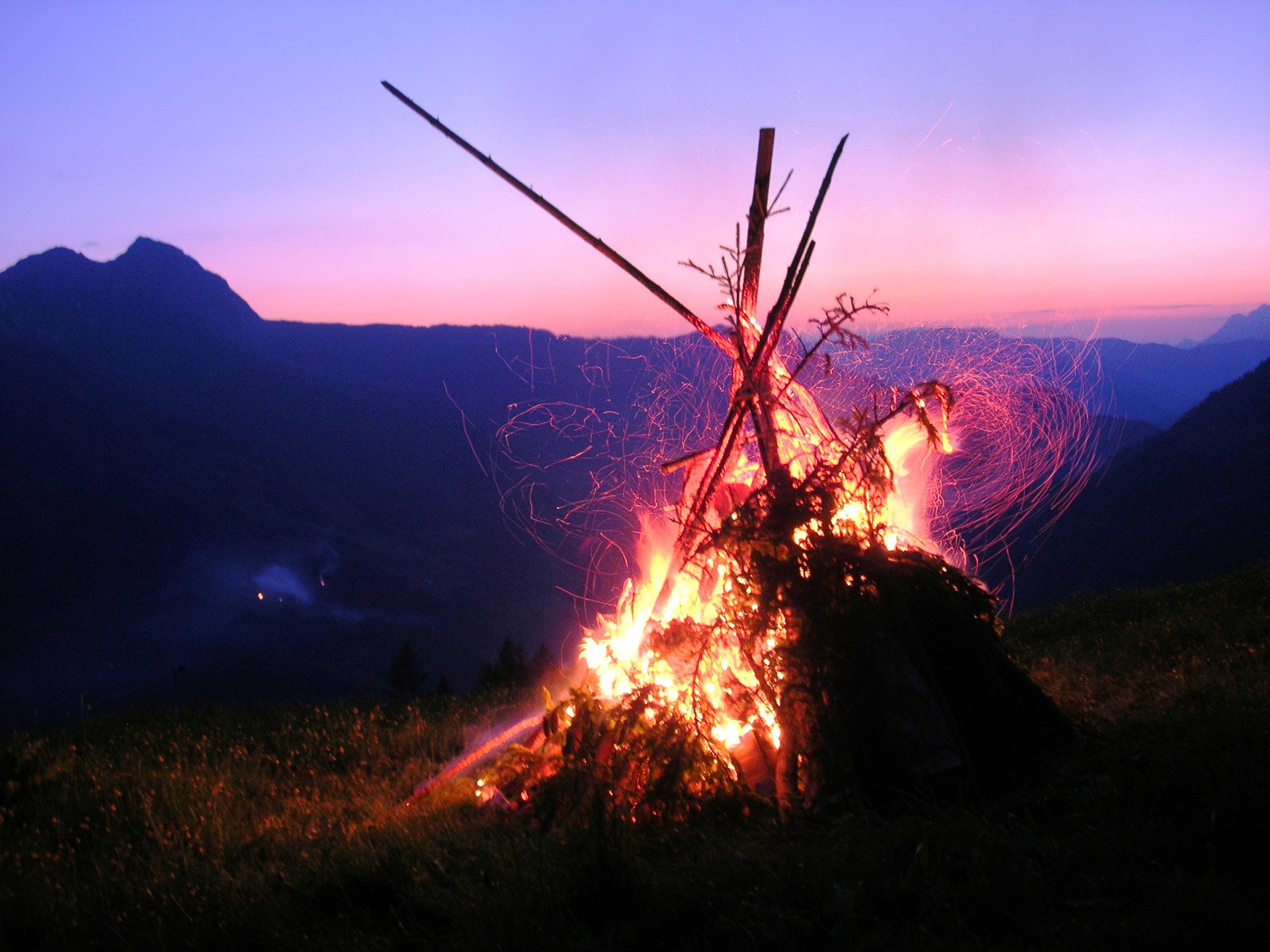 Bergfeuer bei der Sonnenwende am Fusleck