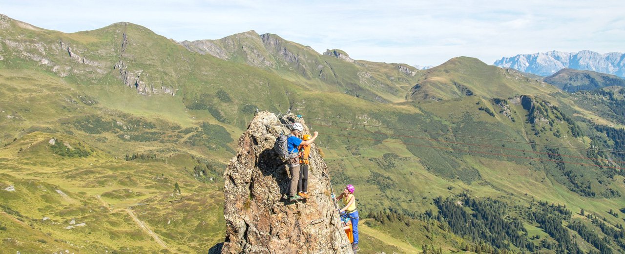Kletterer üben sich am Klettersteig auf der Schlossalm