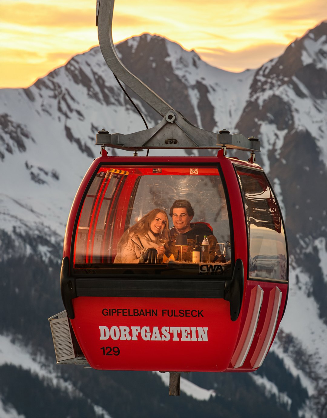 Paar sitz in einer Gondel beim Gondeldinner