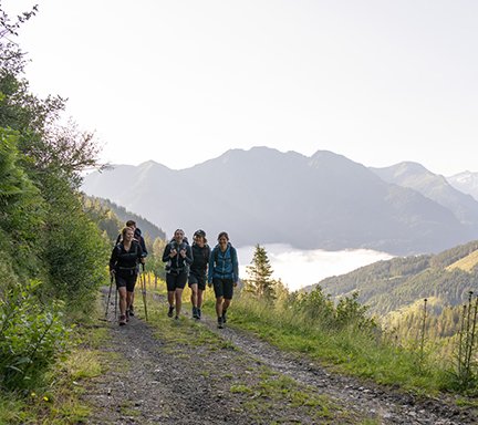 Gruppe beim Wandern des Gastein Trails auf die Hochalm