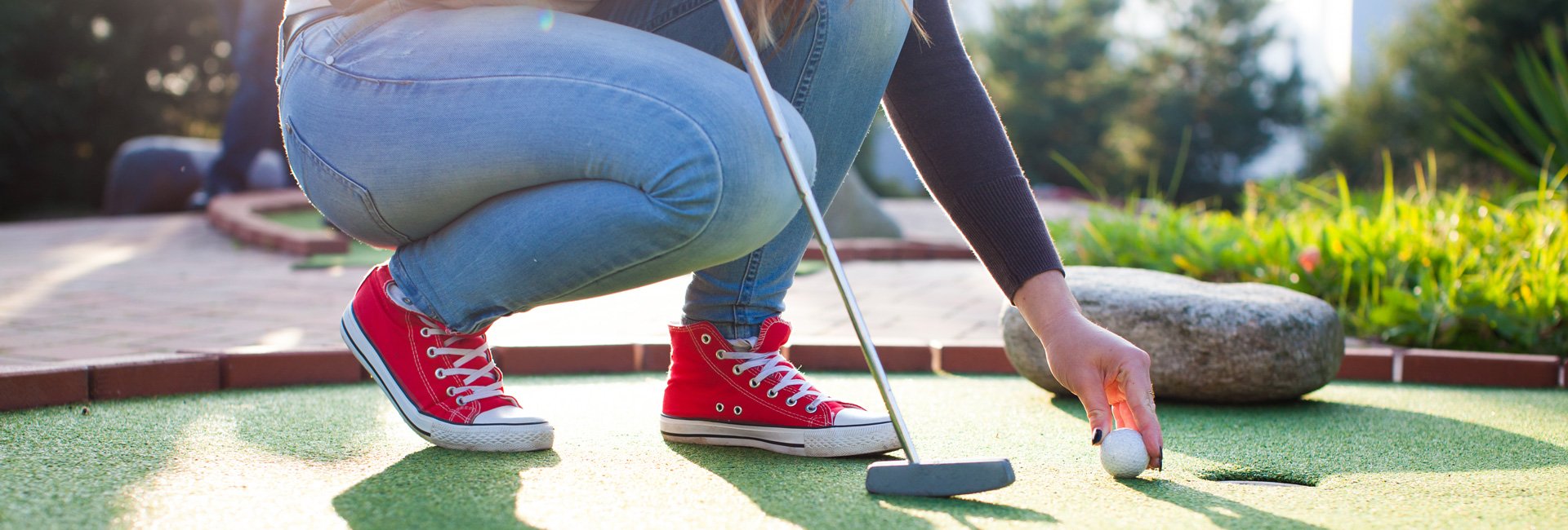Frau beim Minigolf spielen in Gastein