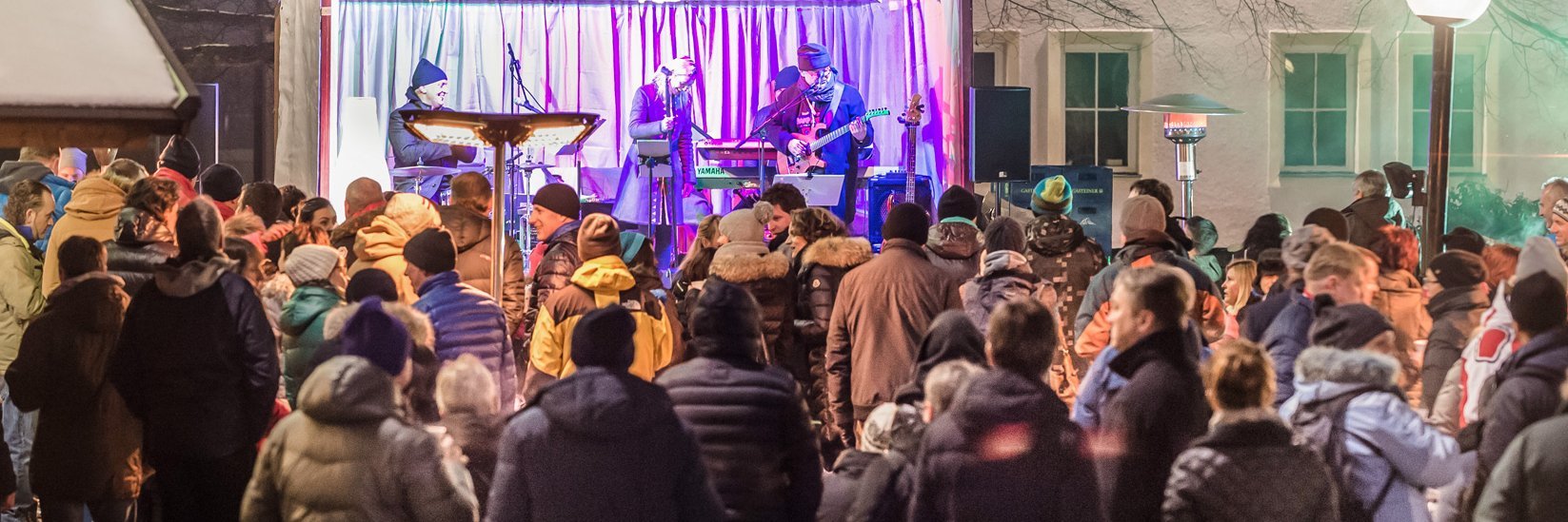 Publikum bei einem Konzert im Ortszentrum von Bad Hofgastein im Winter