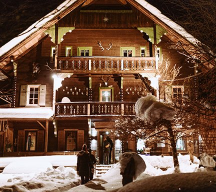 Das tiefverschneite Alpenhaus Prossau im Winter in Gastein