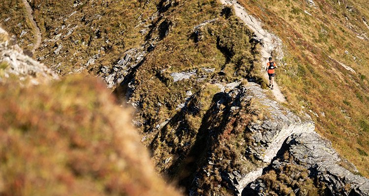 Trailrunner am Kamm des Gamskarkogels in Gastein aus der Vogelperspektive 