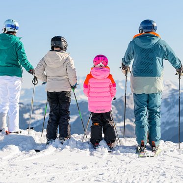 Familie auf Ski bewundert die Aussicht