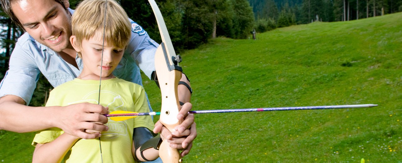 Vater und Sohn beim Bogenschießen im Gasteinertal
