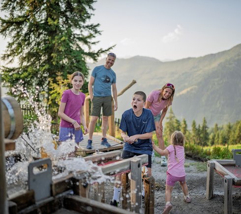 Eine Familie beim Wasserspielplatz am Fulseck
