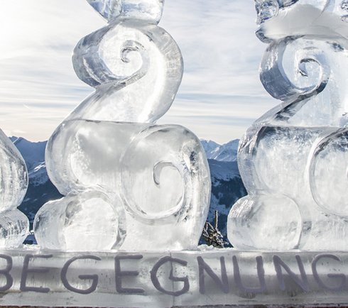 Eisskulptur am Berg mit Bergpanorama im Hintergrund