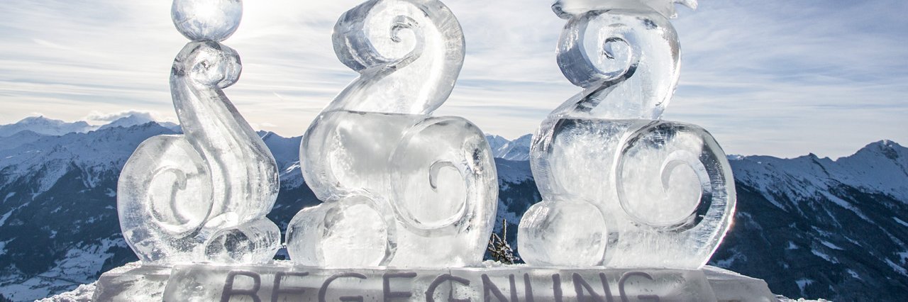 Eisskulptur am Berg mit Bergpanorama im Hintergrund