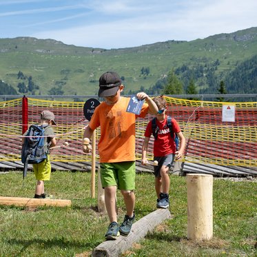 Junge balanciert auf einem balken