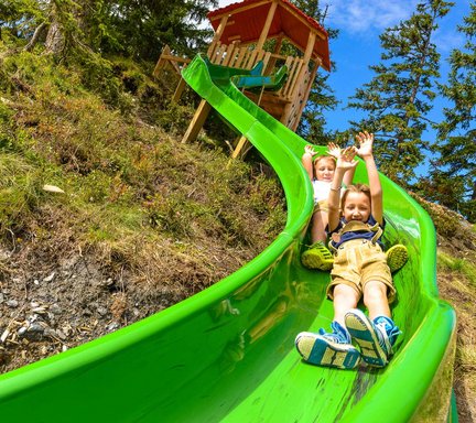 Kinder rutschen die Rutsche am Fulseck