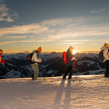 Skitourengeher im Sonnenaufgang