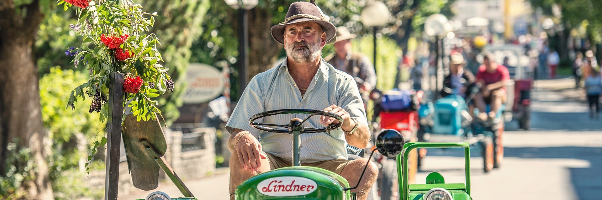 Mann mit Vollbart auf altem Oldtimer Traktor