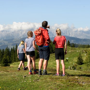 Familie wandert und genießt das Panorama am Fulseck