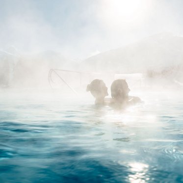 Baden im warmen Thermalwasser in der Alpentherme Gastein im Winter