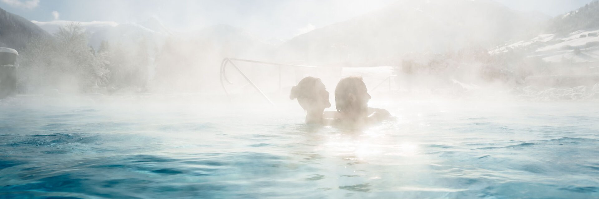 Baden im warmen Thermalwasser in der Alpentherme Gastein im Winter