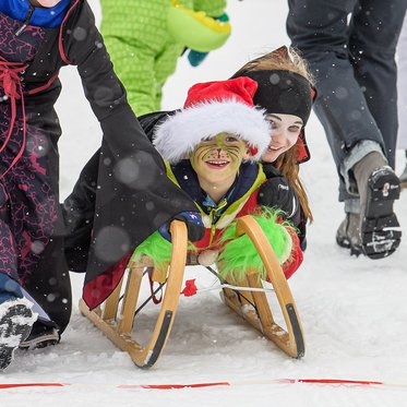 Kinder fahren Schlitten