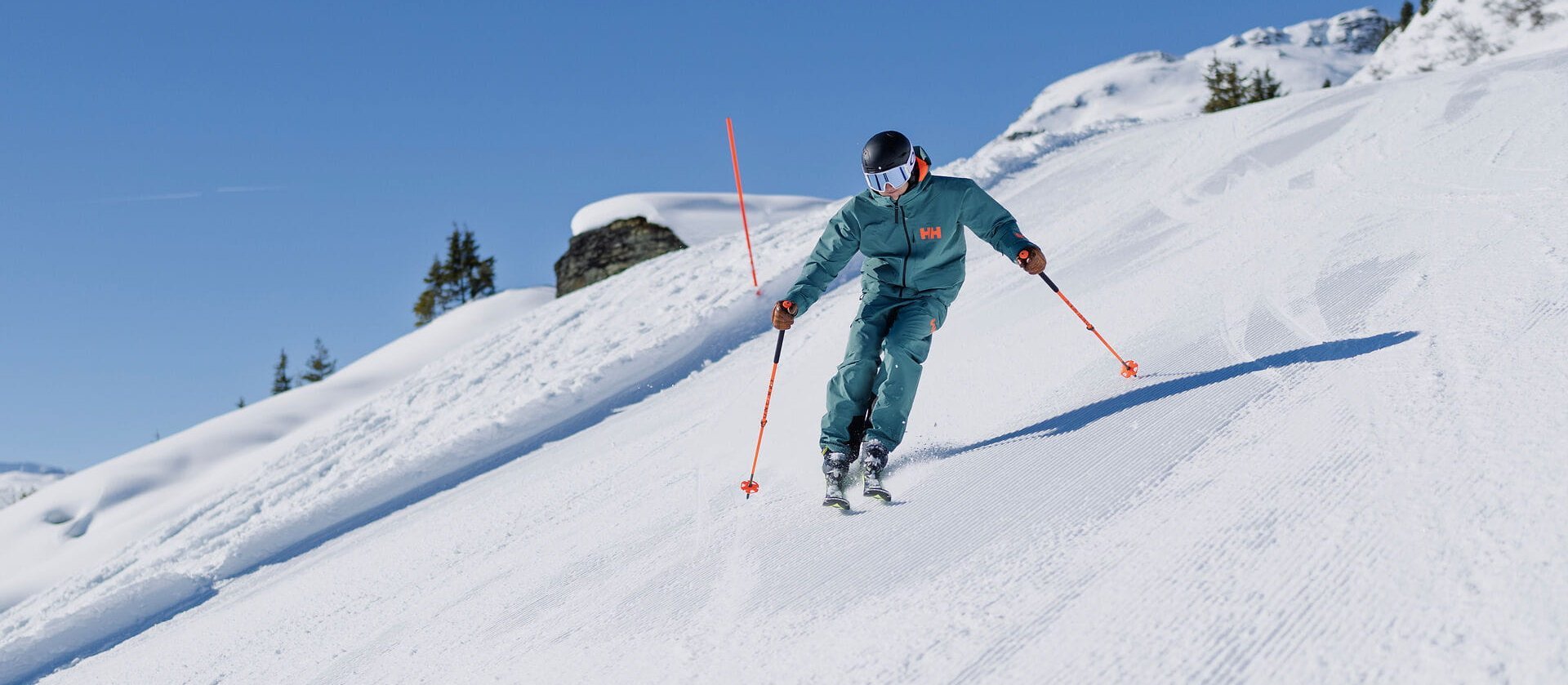 Skifahrerin auf der Schlossalm im Gasteinertal bei Abfahrt auf sonniger, präparierter Piste