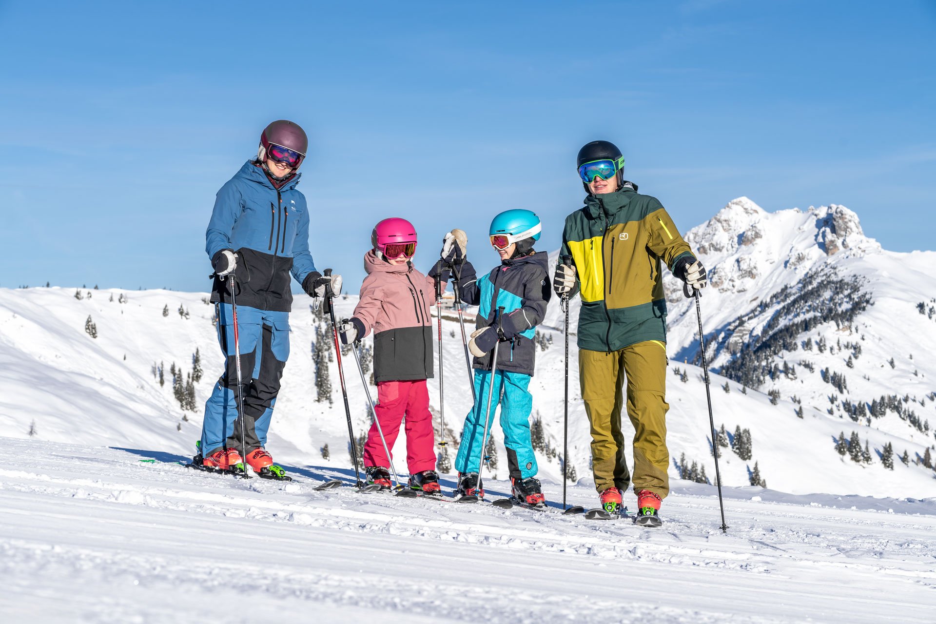 Familie freut sich auf den Skitag