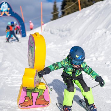 Kind auf der Funline Skiabfahrt in Dorfgastein