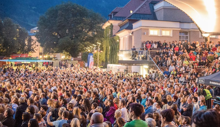 Kulisse von einem Konzert in der Alpenarena