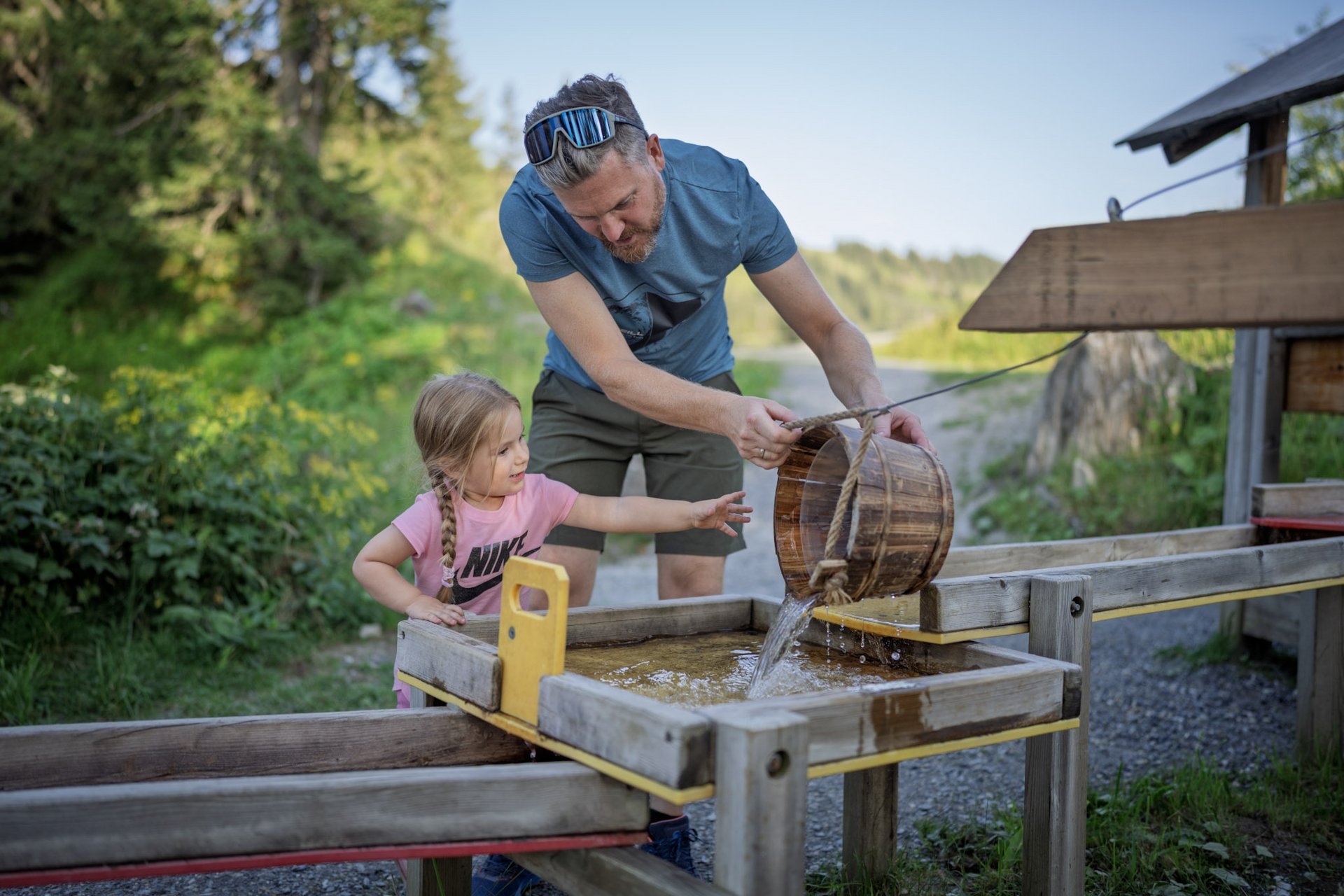 Familie am Wasserspielplatz am Fulseck in Dorfgastein