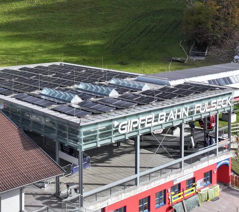 Photovoltaikanlage auf dem Falchdach der Talstation der Gipfelbahn Fulseck in Dorfgastein