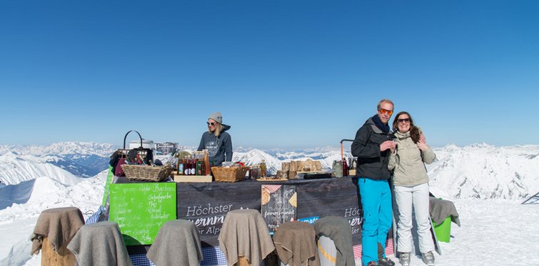 Höchster Bauernmarkt Gastein Gäste beim Verkaufs- und Probierstand auf dem höchsten Bauernmarkt auf dem Berg