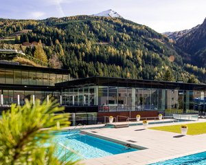 Herbst-Berge-Therme-Felsentherme.jpg