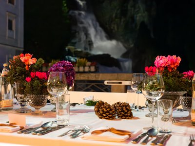 Tafel und Wasserfall