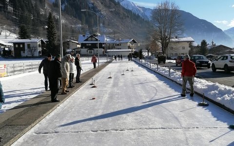 Eisstockbahn-Alte-Strasse.jpg