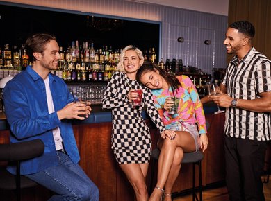 Webformat-bar-schlossbar-moods-models-paar-freunde